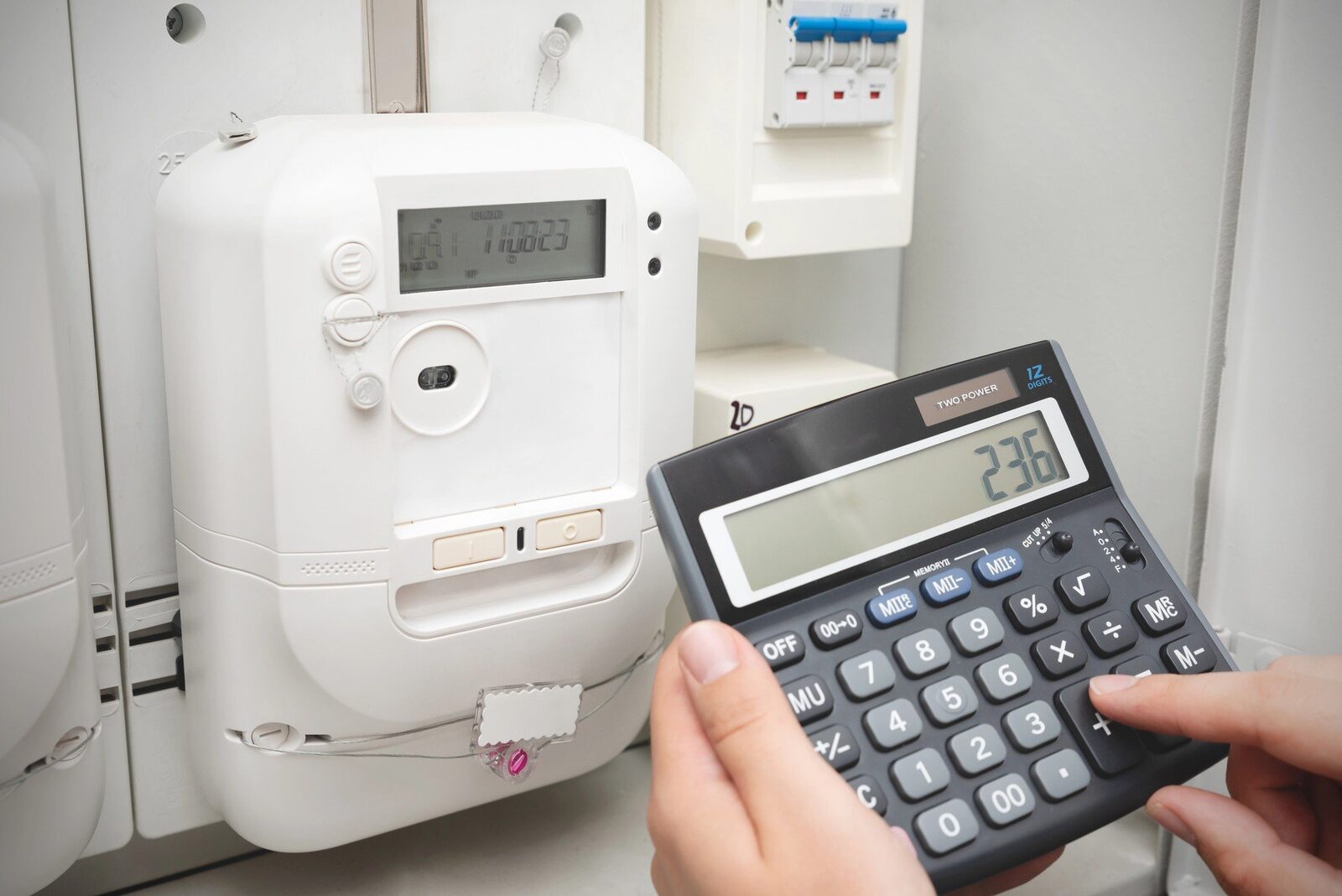 Facturile la energie: Deciziile politice modelează prețul plătit de consumatori Taxele și contribuțiile reprezintă o parte semnificativă din factura de electricitate a consumatorilor europeni, influențată direct de deciziile guvernamentale
