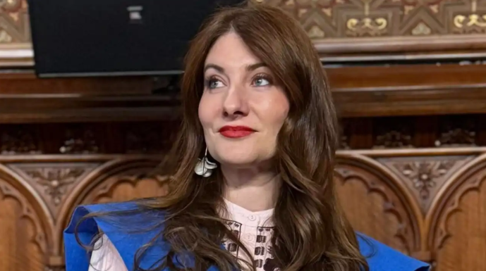 Medic român, pe primul loc la examenul de rezidențiat în Spania Elena Bianca Ciobanu Selaru, un medic de origine română în vârstă de 41 de ani, a obținut primul loc la examenul MIR 2026, testul național spaniol care determină accesul medicilor la rezidențiat