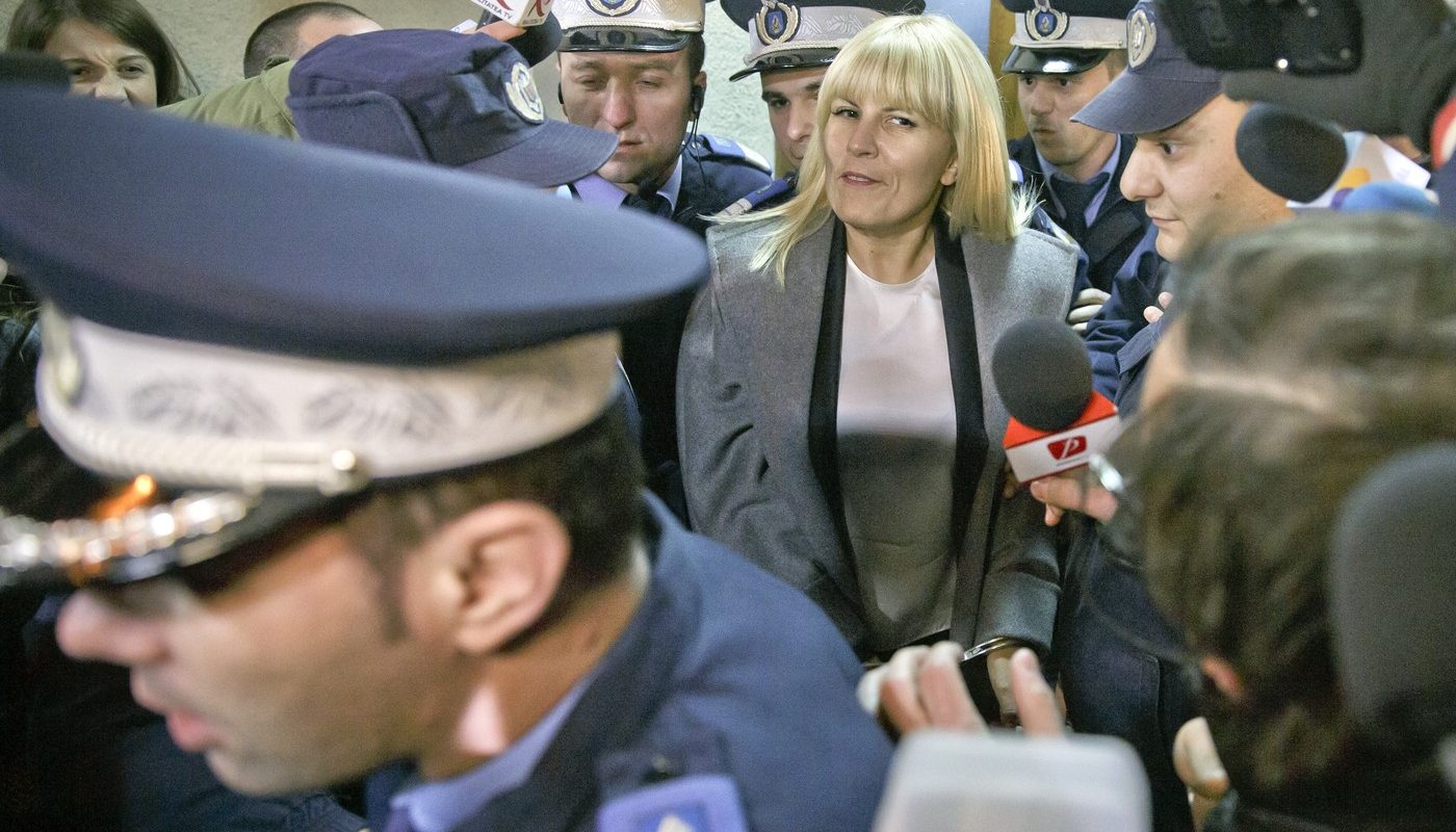 Elena Udrea, despre detenție, fiica sa și viața politică: „Eva a fost de 156 de ori în închisoare” Fostul ministru Elena Udrea a vorbit despre experiența sa în penitenciar, despre relația cu fiica sa și despre regretul de a nu fi acordat mai multă atenție vieții personale în perioada în care a fost implicată în politică