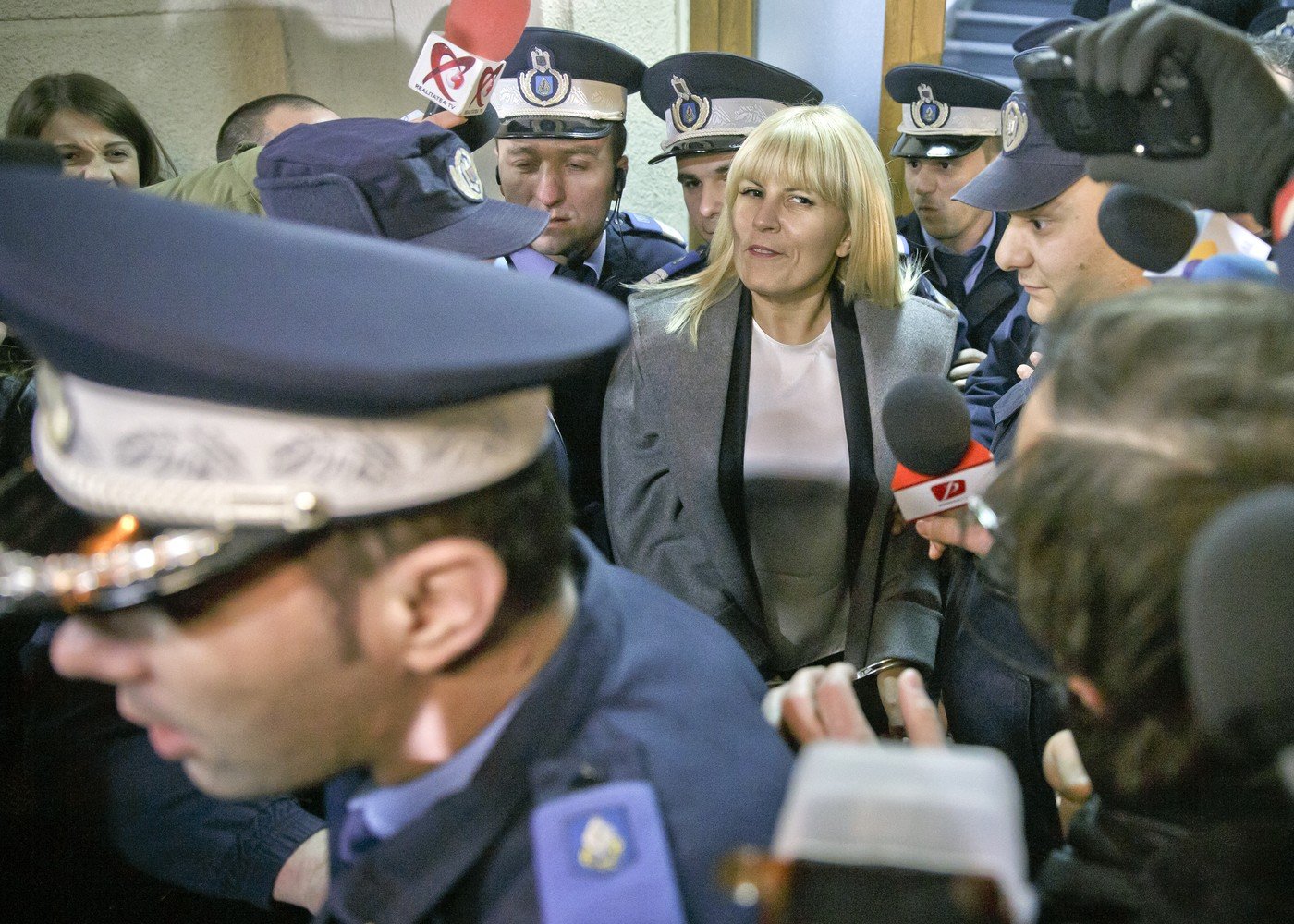Elena Udrea, despre detenție, fiica sa și viața politică: „Eva a fost de 156 de ori în închisoare” Fostul ministru Elena Udrea a vorbit despre experiența sa în penitenciar, despre relația cu fiica sa și despre regretul de a nu fi acordat mai multă atenție vieții personale în perioada în care a fost implicată în politică