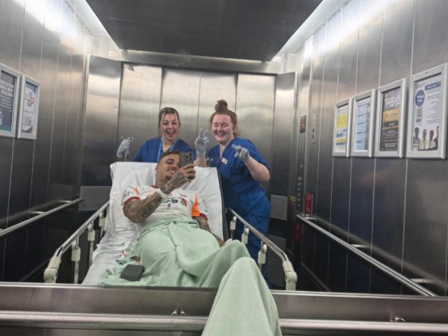 Noa Lang, accidentat grav la deget, a fost operat după meciul Liverpool – Galatasaray Mijlocașul olandez Noa Lang, jucătorul lui Galatasaray, a suferit o accidentare gravă la degetul mare în timpul meciului cu Liverpool din Champions League