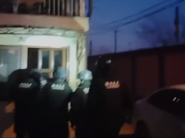 Percheziții și rețineri la Ploiești în urma incidentelor de la meciul Rapid – Petrolul Ploieștiul a fost scena unor percheziții ample desfășurate de autorități, în urma violențelor care au avut loc la meciul de fotbal dintre echipele Rapid București și Petrolul Ploiești