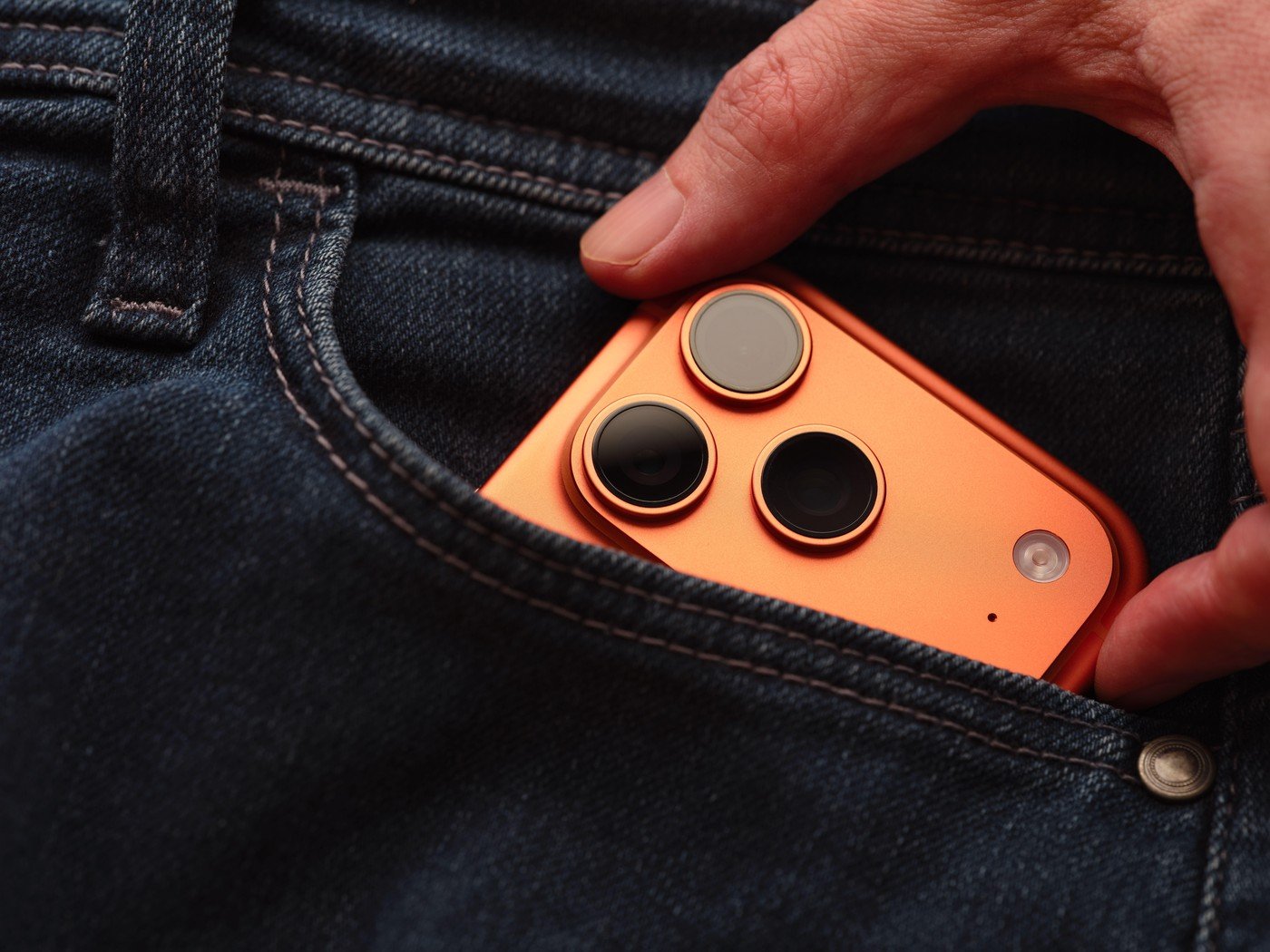 Apple oferă opțiunea „Ascunde-mi adresa de e-mail”, dar datele pot ajunge la autorități Compania Apple pune la dispoziția utilizatorilor o funcție menită să le protejeze intimitatea online, numită „Ascunde-mi adresa de e-mail”