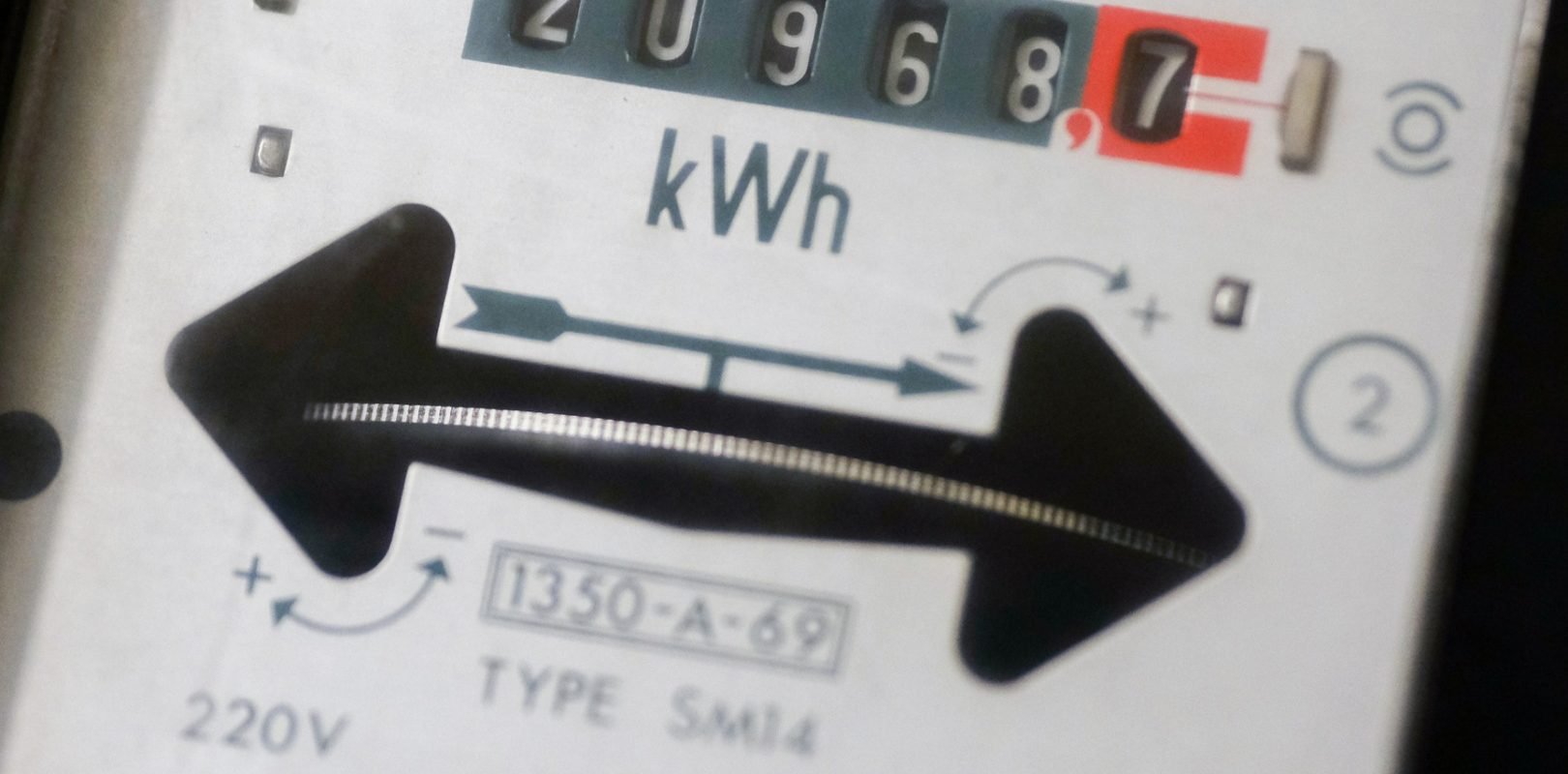 Furturi de energie electrică: peste 1.200 de intervenții ilegale în instalații, raportate de Delgaz Grid Anul trecut, compania de distribuție Delgaz Grid a identificat 1.275 de cazuri de intervenții ilegale la instalațiile de energie electrică în cele 20 de județe din aria sa operațională