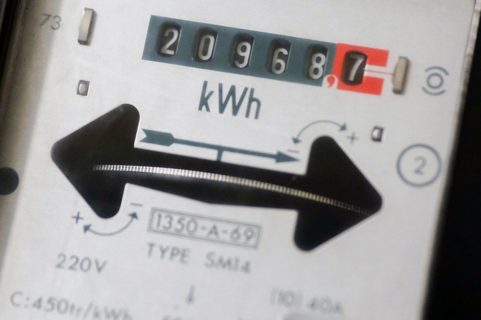 Furturi de energie electrică: peste 1.200 de intervenții ilegale în instalații, raportate de Delgaz Grid Anul trecut, compania de distribuție Delgaz Grid a identificat 1.275 de cazuri de intervenții ilegale la instalațiile de energie electrică în cele 20 de județe din aria sa operațională