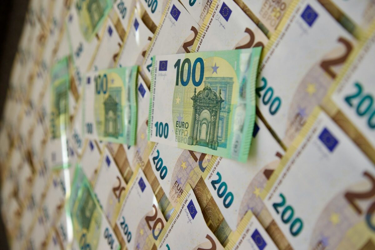 Testament anulat în Italia: O moștenire controversată de 100.000 de euro Tribunalul din Reggio Emilia, Italia, a anulat recent testamentul unei femei în vârstă, lăsând deschisă o anchetă asupra circumstanțelor în care a fost redactat
