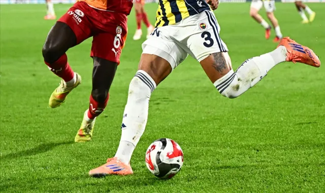 Fenerbahce, cu schimbări majore în fața lui Fatih Karagümrük: Tedesco, suspendat, pune accent pe tineri Istanbulul a fost scena unei confruntări intense în etapa a 26-a a Super Lig turcești, unde Fenerbahce s-a duelat cu Fatih Karagümrük