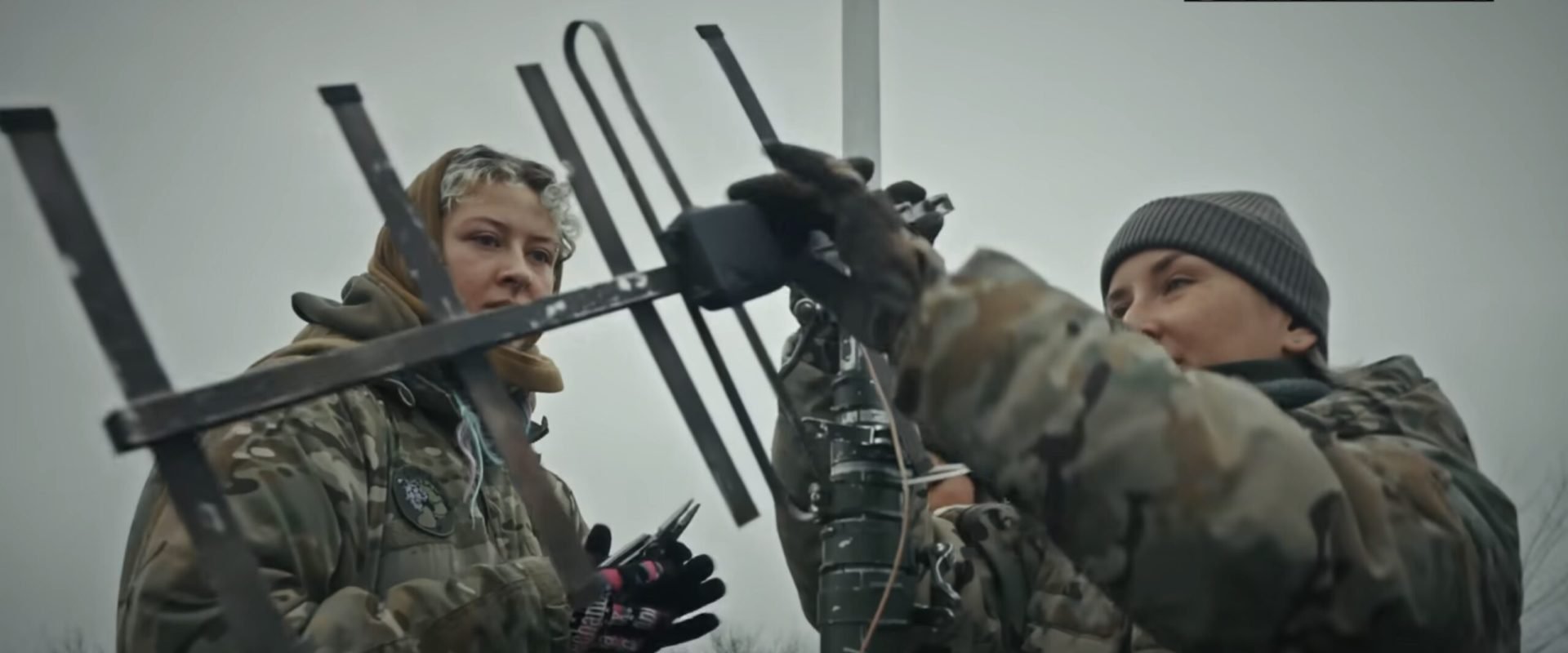 Femeile ucrainence învață să construiască drone pentru a rezista atacurilor rusești Un program de instruire în Ucraina, numit „Women in drones”, învață femeile să construiască drone, aceste aparate având un rol crucial în rezistența țării în fața agresiunii rusești, conform informațiilor preluate de agenția Agerpres