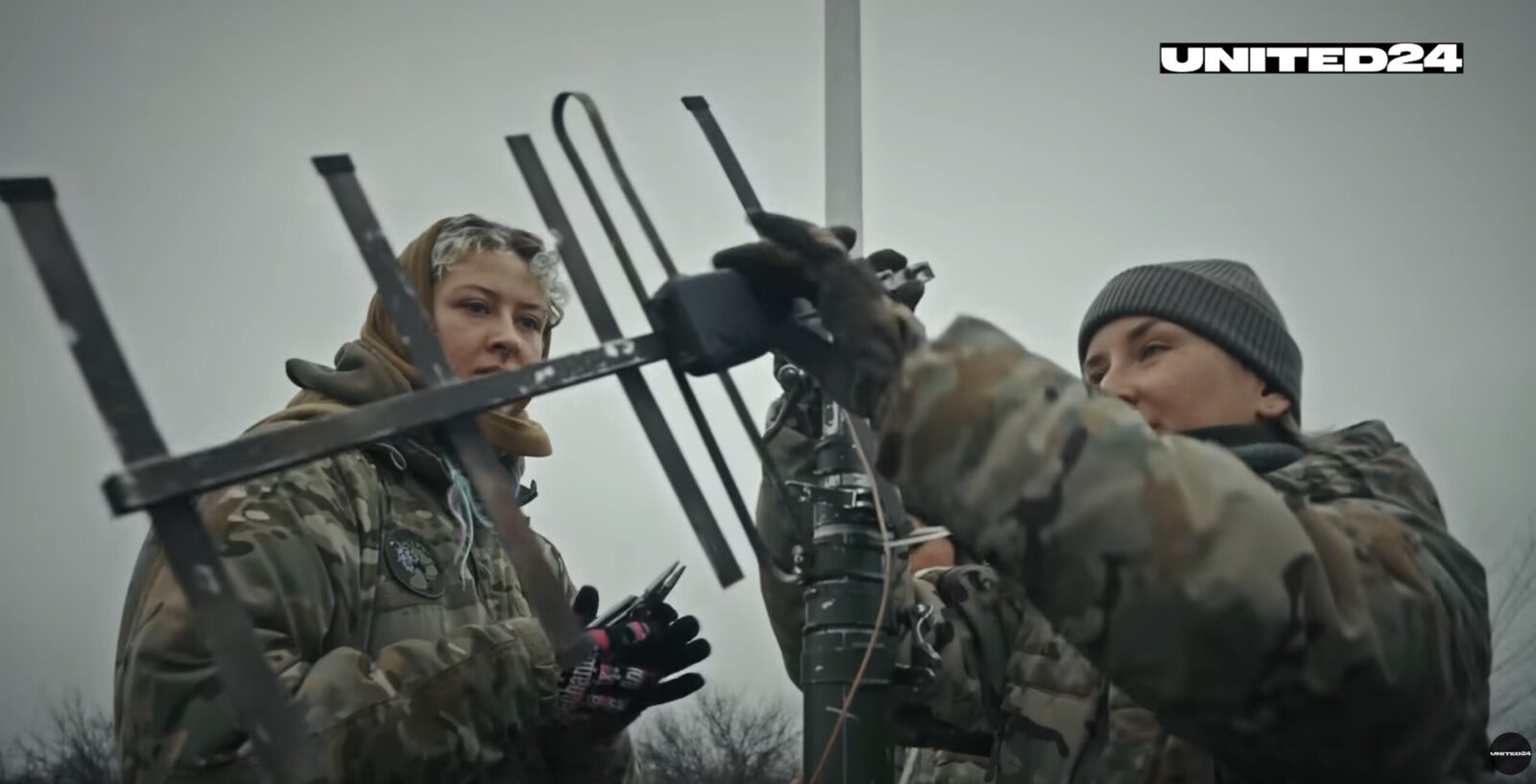 Femeile ucrainence învață să construiască drone pentru a rezista atacurilor rusești Un program de instruire în Ucraina, numit „Women in drones”, învață femeile să construiască drone, aceste aparate având un rol crucial în rezistența țării în fața agresiunii rusești, conform informațiilor preluate de agenția Agerpres