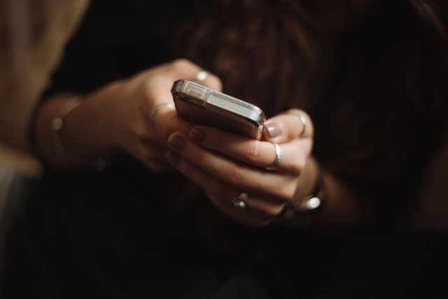 Avocată din Botoșani, acuzată de introducerea telefoanelor mobile în penitenciar O avocată din Botoșani a fost pusă sub acuzare de procurorii Parchetului de pe lângă Curtea de Apel Suceava, după ce ar fi introdus mai multe telefoane mobile în penitenciar