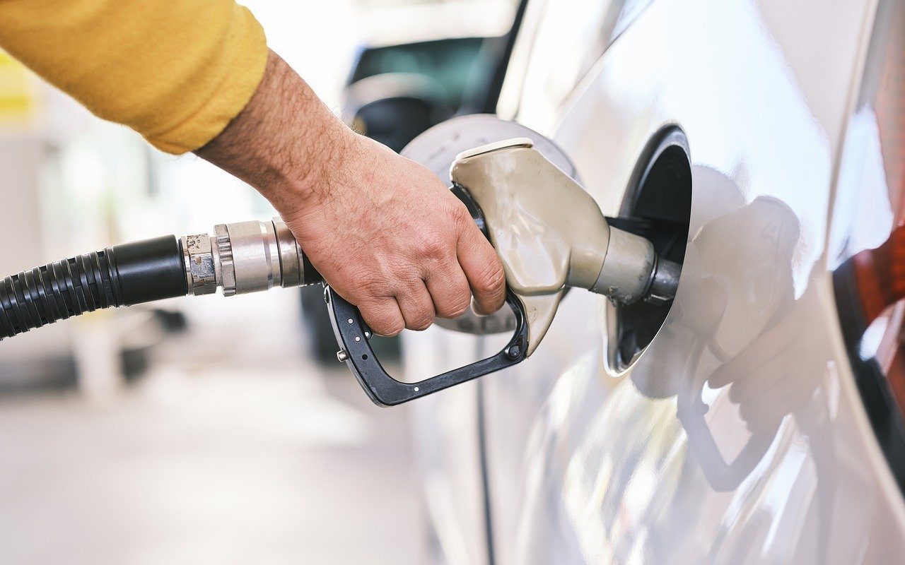 Motorina se apropie de 11,5 lei pe litru: Ce ne așteaptă la pompă Prețul motorinei în România ar putea atinge pragul de 11,5 lei pe litru până la sfârșitul lunii mai, anticipând o analiză realizată de Asociația Energia Inteligentă