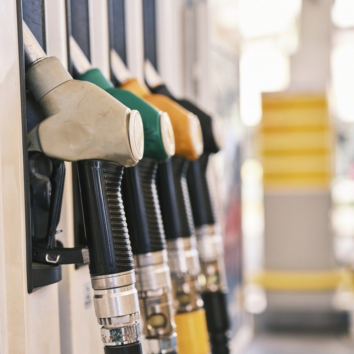 Guvernul pregătește măsuri controversate pentru piața de petrol Guvernul se pregătește să adopte o ordonanță de urgență menită să declare o situație de criză pe piața țițeiului și a produselor petroliere