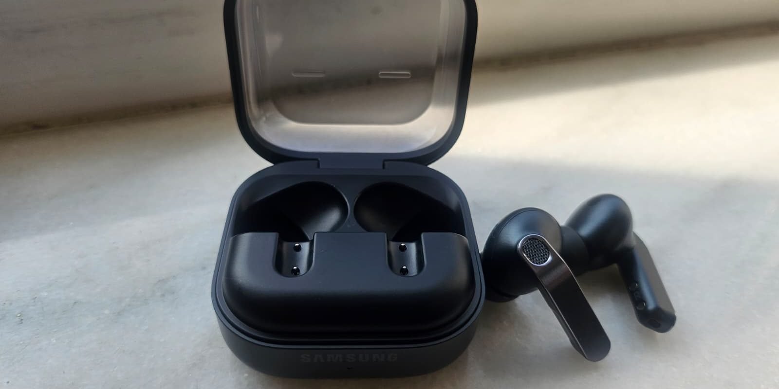 Samsung lansează noile căști Galaxy Buds4 Pro: Sunet premium și confort sporit pentru utilizatorii activi Samsung a lansat recent noile căști wireless Galaxy Buds4 Pro, un model care promite o experiență audio îmbunătățită, apeluri clare și un design optimizat pentru confortul utilizatorilor