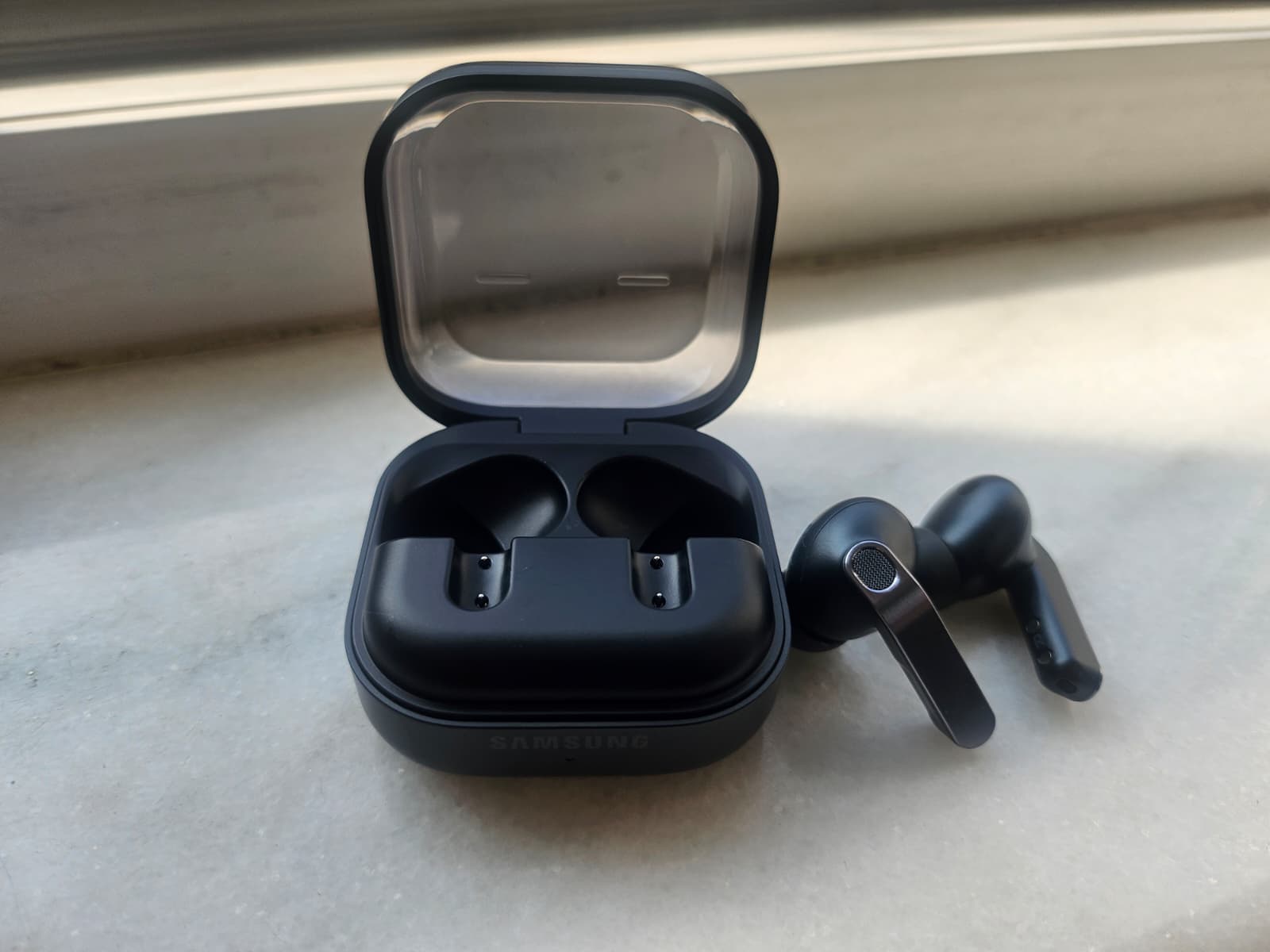 Samsung lansează noile căști Galaxy Buds4 Pro: Sunet premium și confort sporit pentru utilizatorii activi Samsung a lansat recent noile căști wireless Galaxy Buds4 Pro, un model care promite o experiență audio îmbunătățită, apeluri clare și un design optimizat pentru confortul utilizatorilor