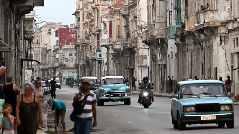 Havana, Cuba – Oamenii vor „să treacă odată” peste criza din Cuba, în timp ce Trump amenință Un șofer de taxi din Havana, vorbind pe șoptite ca pentru a împărtăși un secret păstrat de mult timp, a spus că speră la schimbare: „Lasă să vină americanii, lasă-l pe Trump să vină, e timpul să trecem odată peste asta.” Aceste cuvinte pot părea periculoase în Cuba, mai ales în contextul în care un președinte american amenință țara într-un mod care nu a mai fost văzut de la Războiul Rece