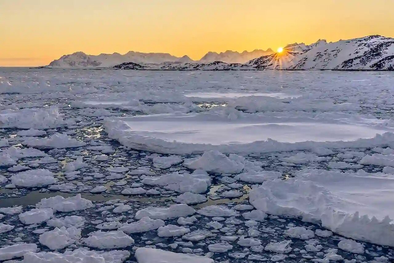 Topirea gheții polare încetinește rotația pământului: un efect al schimbărilor climatice Un nou studiu arată că topirea gheții polare, accelerată de schimbările climatice, afectează modul în care se rotește Pământul