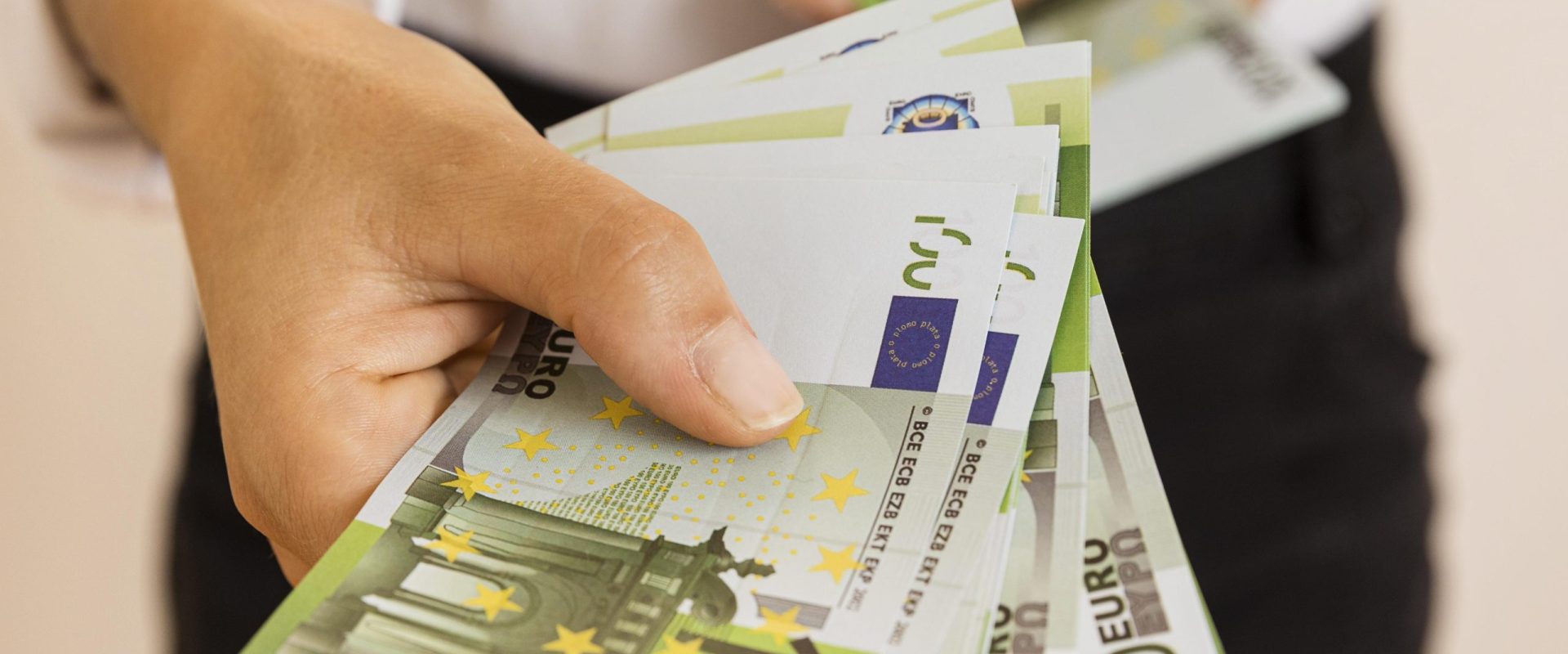 Grecia mărește salariul minim din aprilie. Cât va fi în 2026?