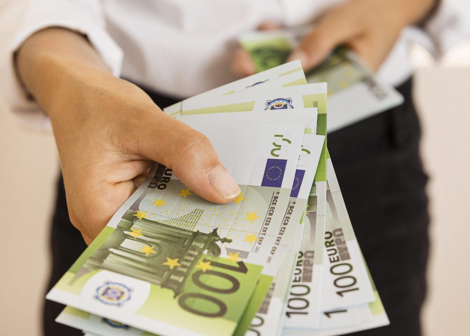 Grecia mărește salariul minim din aprilie. Cât va fi în 2026?