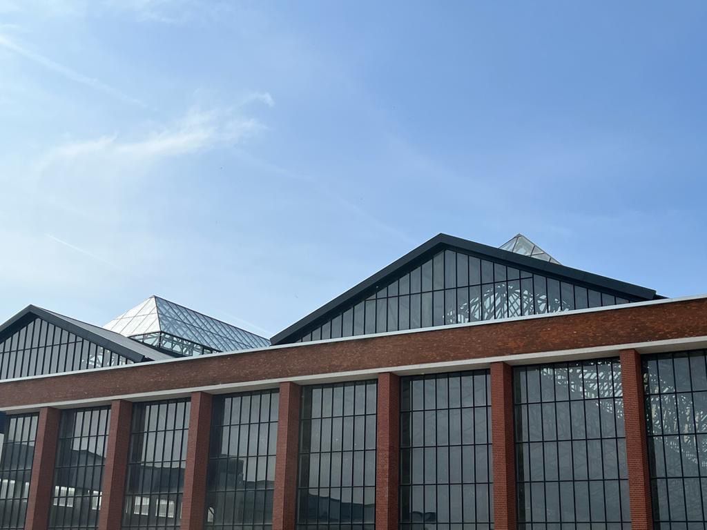 Încă 30 de milioane de euro pentru Hala Laminor: o nouă rundă de finanțare stârnește controverse Consiliul Local al Sectorului 3 a aprobat alocarea a încă 30 de milioane de euro pentru continuarea lucrărilor la Hala Laminor