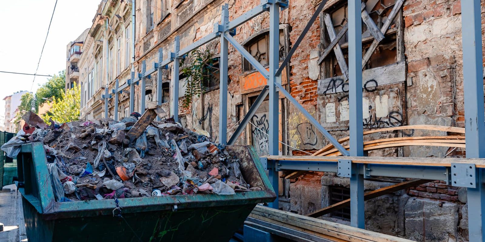 Hanul Solacolu, un pas mai aproape de restaurare: Lucrările de punere în siguranță, finalizate Primăria Capitalei a anunțat finalizarea lucrărilor de punere în siguranță, conservare și protejare a Hanului Solacolu, un monument istoric important pentru București