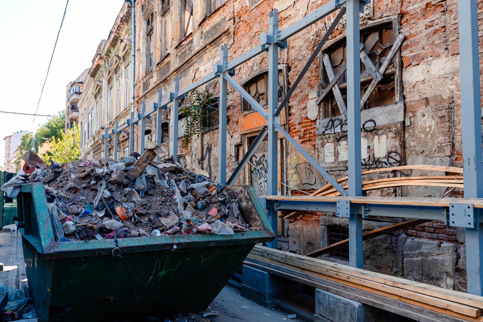 Hanul Solacolu, un pas mai aproape de restaurare: Lucrările de punere în siguranță, finalizate Primăria Capitalei a anunțat finalizarea lucrărilor de punere în siguranță, conservare și protejare a Hanului Solacolu, un monument istoric important pentru București