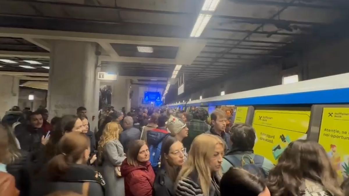 Probleme majore pe Magistrala 2 a metroului: un tren defect a provocat haos în dimineața de miercuri Circulația metroului a fost perturbată miercuri dimineața pe Magistrala 2, după ce un tren a fost retras din circulație