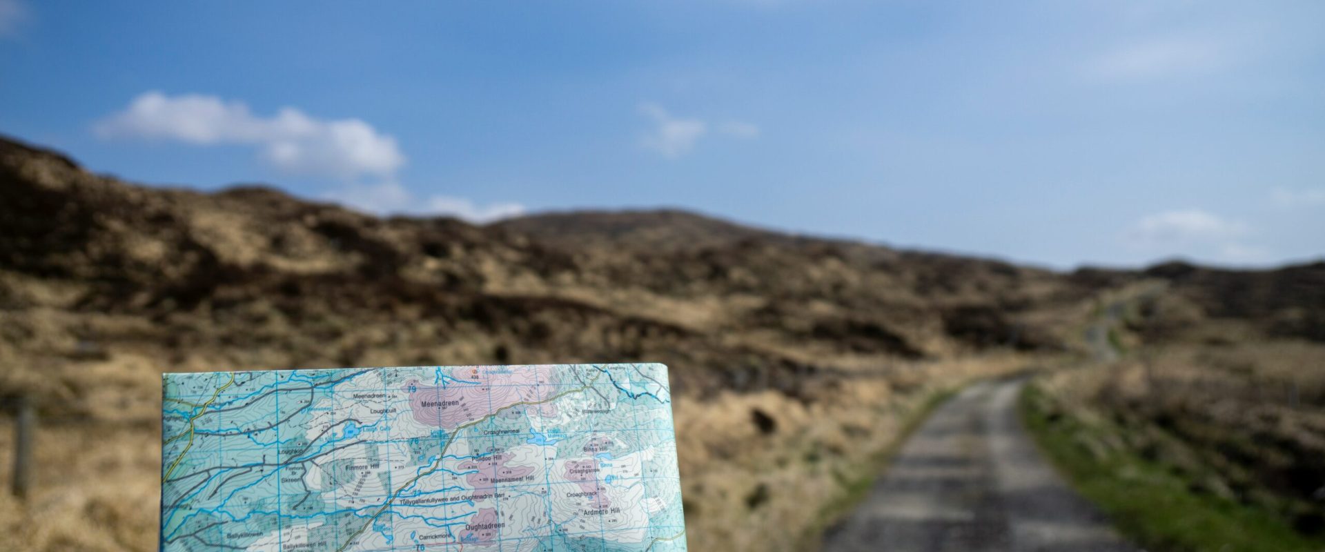 O zonă de conflict din Irlanda se transformă într-un paradis pentru iubitorii de literatură Granița dintre Irlanda și Irlanda de Nord, odinioară un punct fierbinte pentru contrabandiști, paramilitari și forțe de ordine, se pregătește pentru o metamorfoză neașteptată