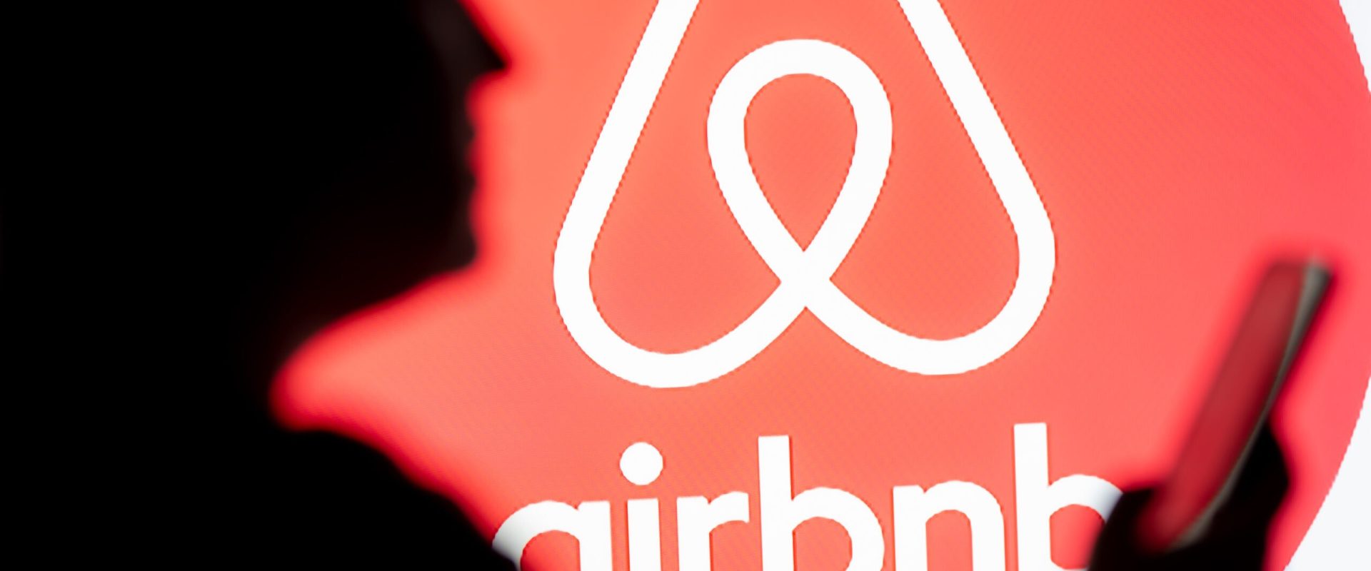 Airbnb intră pe piața transportului privat: oferă curse direct din aplicație Platforma de închirieri Airbnb face un pas important în extinderea serviciilor oferite, lansând posibilitatea de a rezerva curse cu mașini private direct din aplicație