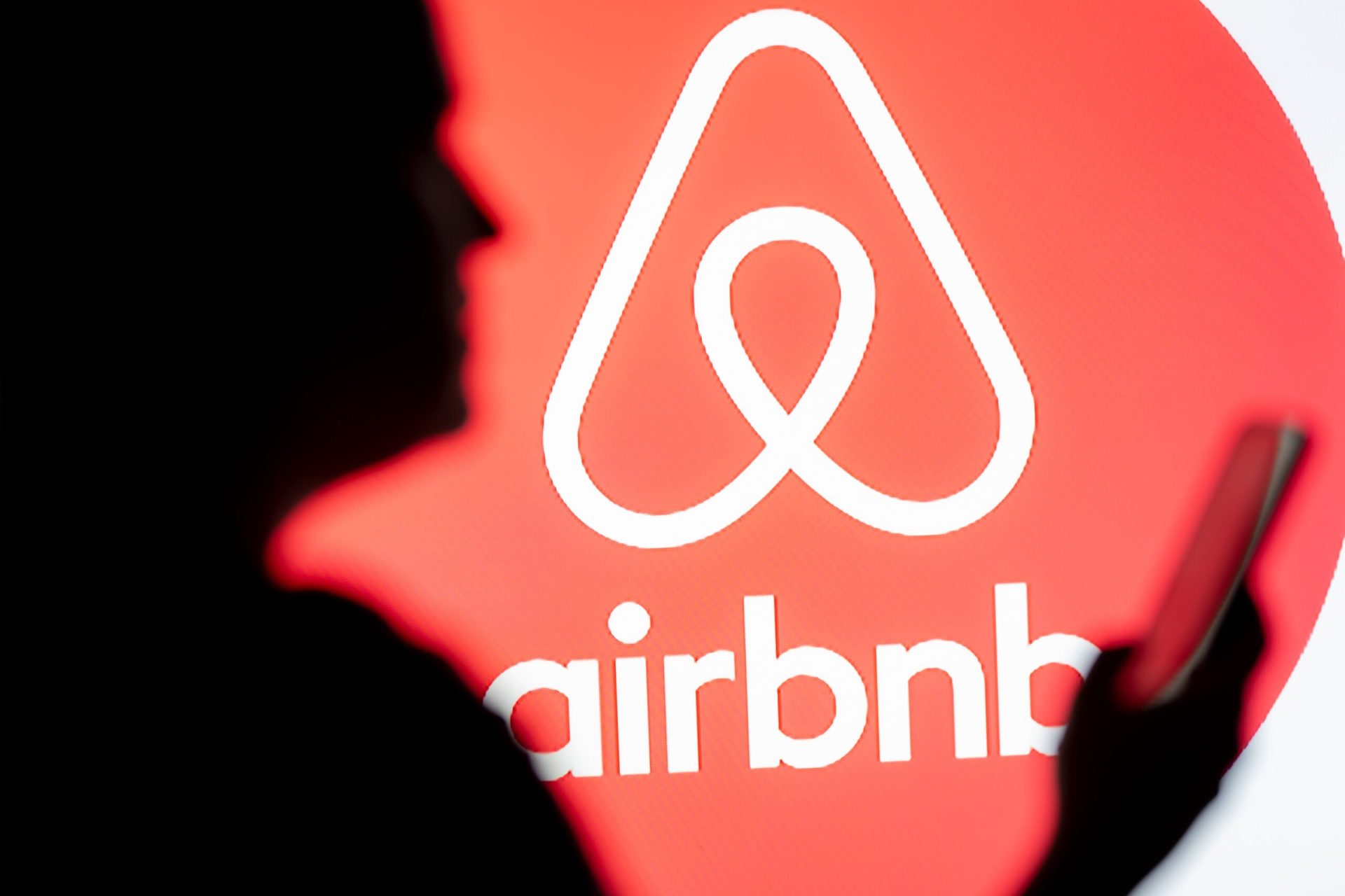 Airbnb intră pe piața transportului privat: oferă curse direct din aplicație Platforma de închirieri Airbnb face un pas important în extinderea serviciilor oferite, lansând posibilitatea de a rezerva curse cu mașini private direct din aplicație