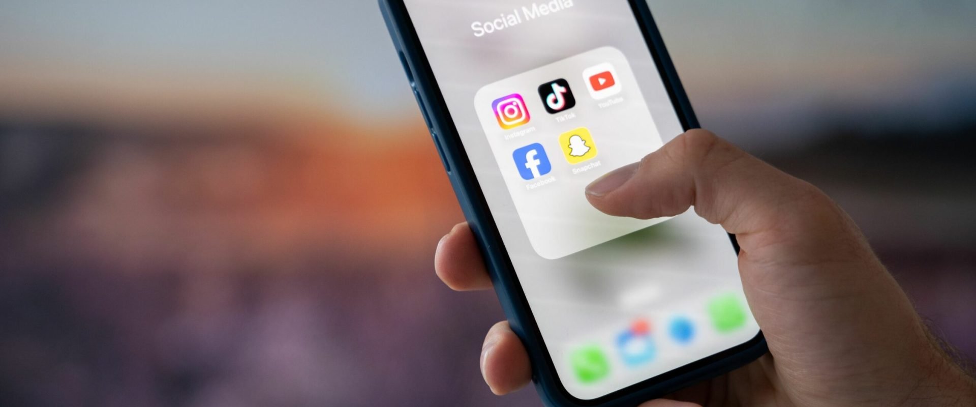 Polonia interzice telefoanele mobile în școli pentru elevii sub 16 ani Guvernul polonez intenționează să interzică utilizarea telefoanelor mobile de către elevii cu vârsta sub 16 ani în școlile primare, începând cu data de 1 septembrie 2026