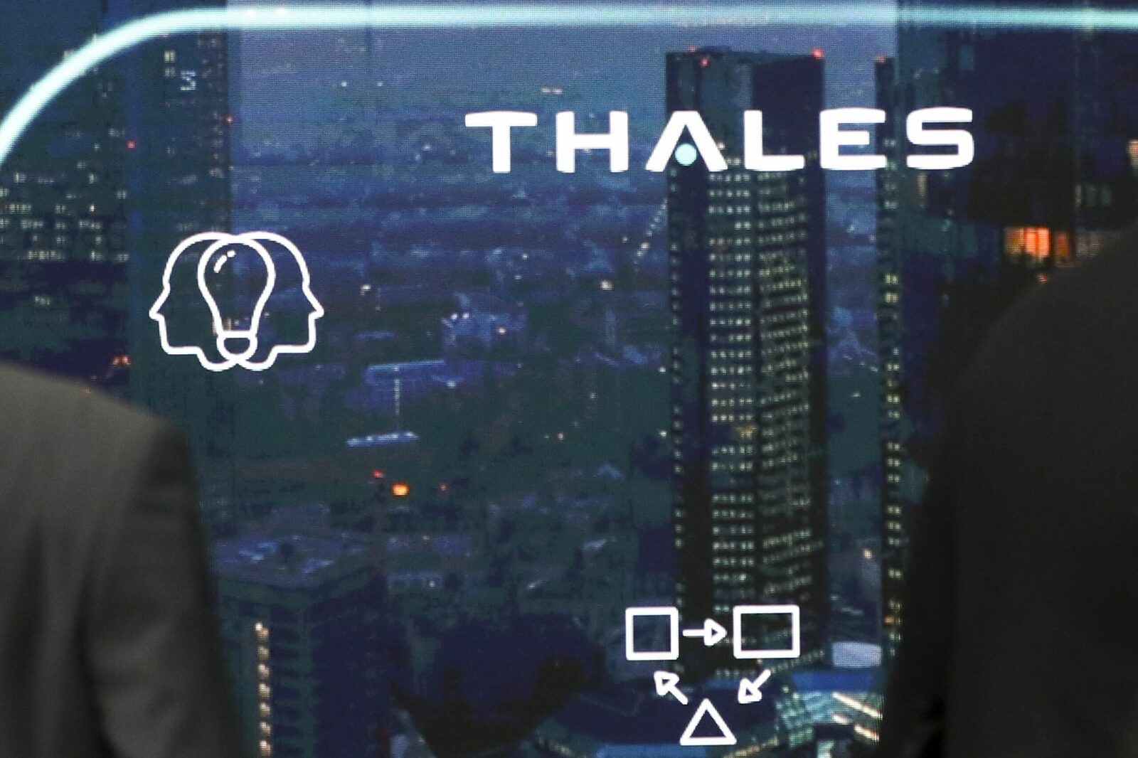 Thales lansează SkyDefender, un nou sistem de apărare aeriană integrat cu inteligență artificială Compania franceză Thales a anunțat lansarea oficială a SkyDefender, un sistem integrat de apărare aeriană și antirachetă, care promite o protecție completă împotriva diverselor amenințări aeriene