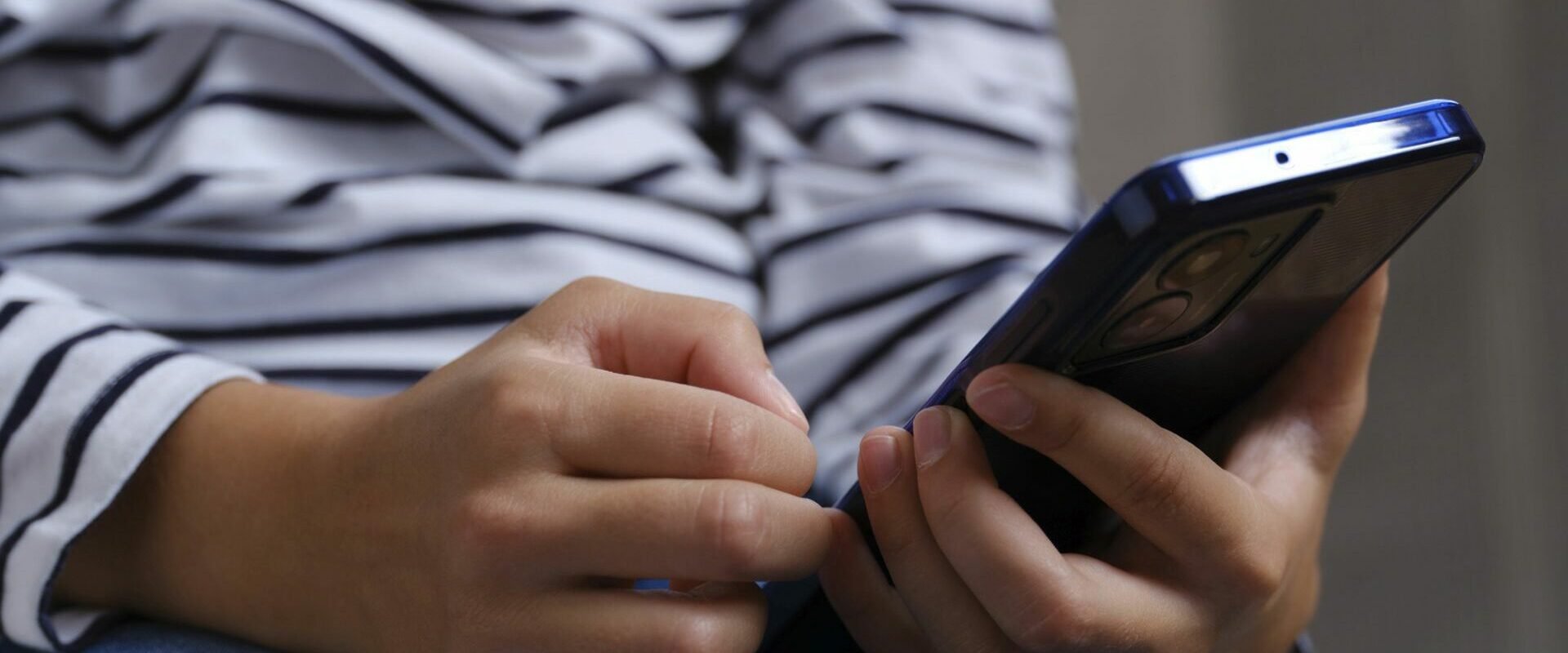 Furtul de telefoane mobile: De la hoți de buzunare la rețele transnaționale Discursul comisarului Mark Rowley a tras un semnal de alarmă cu privire la furturile de telefoane mobile, fenomen care a evoluat de la simplele smulgeri de pe stradă la operațiuni infracționale complexe, cu ramificații transnaționale