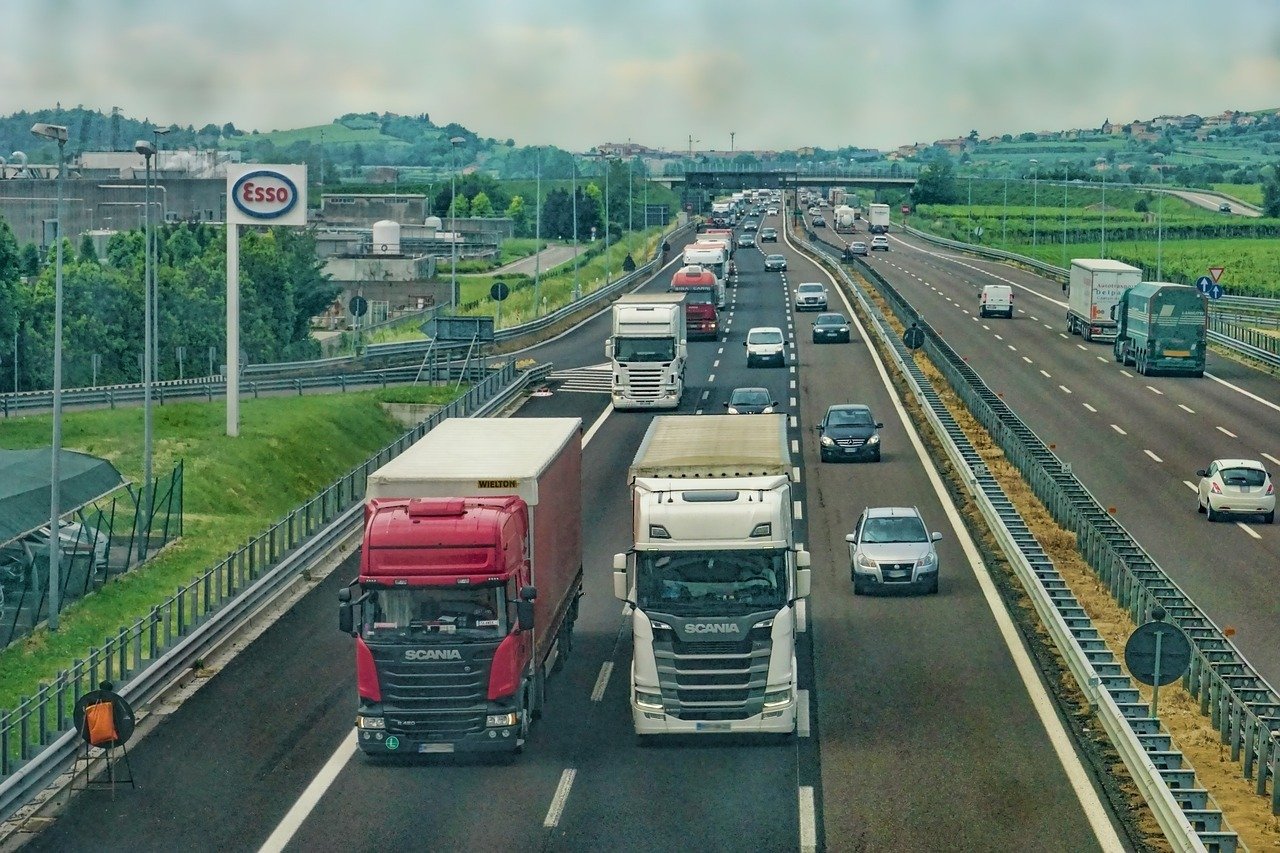 Sprijin pentru transportatori: Compensarea prețului la motorină, prelungită până în 2026 Ministerul Finanțelor propune prelungirea schemei de sprijin pentru transportatori, prin compensarea parțială a creșterii prețului la motorină, până la finalul anului 2026