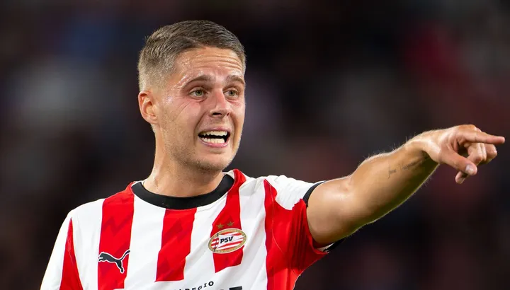 PSV Eindhoven – AZ Alkmaar: Duelul liderului cu ambițiile de top patru, în Eredivisie Echipele PSV Eindhoven și AZ Alkmaar se întâlnesc sâmbătă seară pe Philips Stadion, în etapa a 26-a din sezonul 2025-2026 al Eredivisie