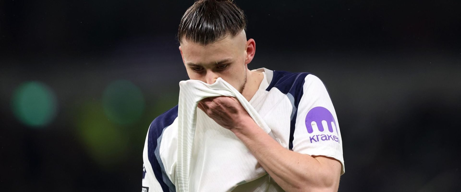 Drăgușin, absent de la meciul Tottenham – Crystal Palace din cauza unei lovituri la cap Meciul Tottenham – Crystal Palace, programat în această seară, îl găsește pe Radu Drăgușin în afara terenului