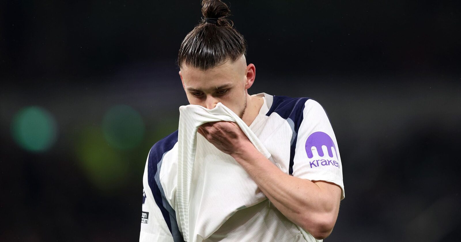 Drăgușin, absent de la meciul Tottenham – Crystal Palace din cauza unei lovituri la cap Meciul Tottenham – Crystal Palace, programat în această seară, îl găsește pe Radu Drăgușin în afara terenului