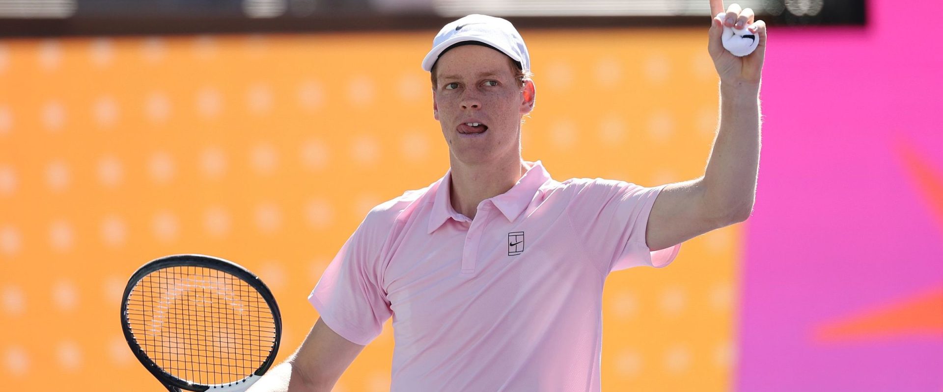 Sinner, campion la Indian Wells: Italianul domină și urcă în ierarhii Jannik Sinner, tânărul tenismen italian, a cucerit trofeul de la Indian Wells Open, după o finală intensă cu rusul Daniil Medvedev