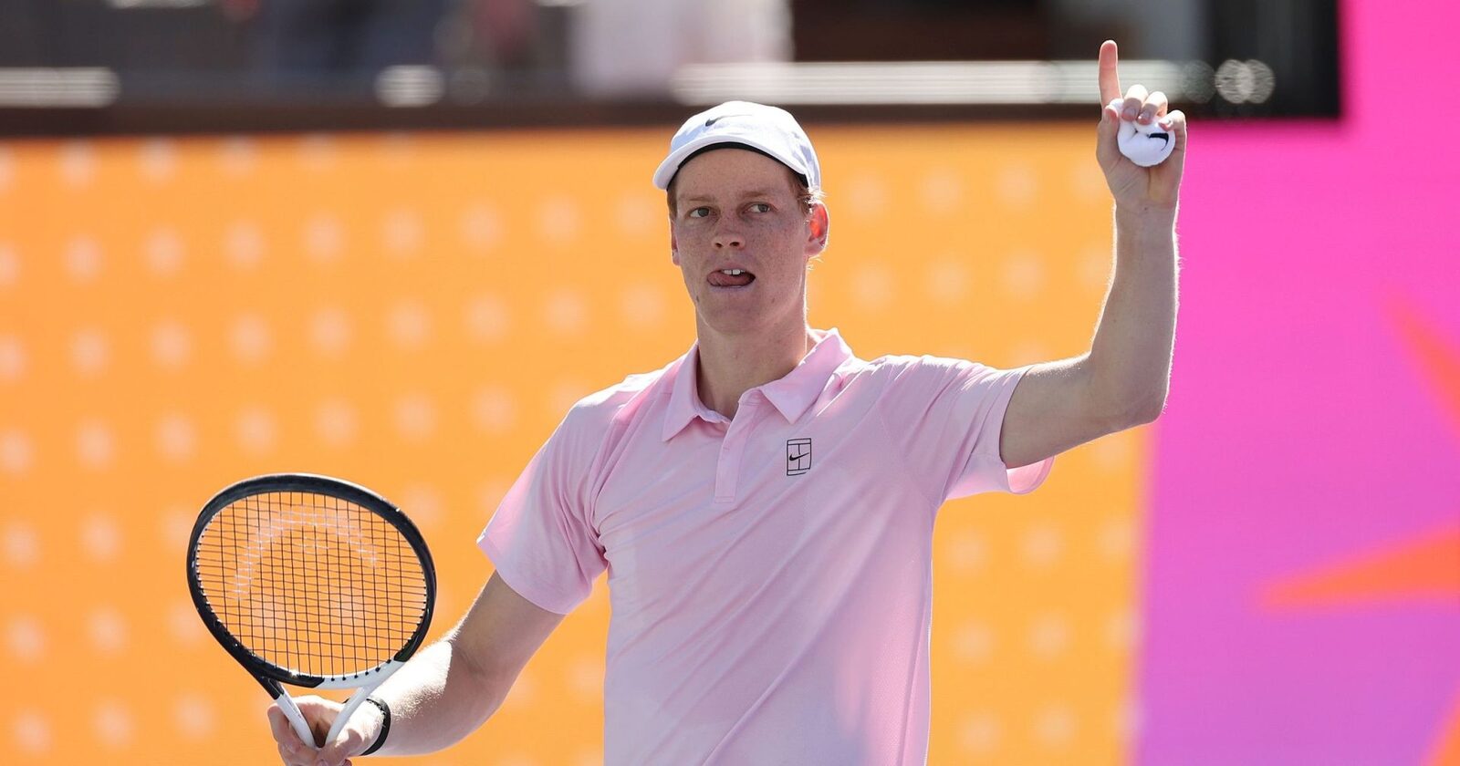 Sinner, campion la Indian Wells: Italianul domină și urcă în ierarhii Jannik Sinner, tânărul tenismen italian, a cucerit trofeul de la Indian Wells Open, după o finală intensă cu rusul Daniil Medvedev