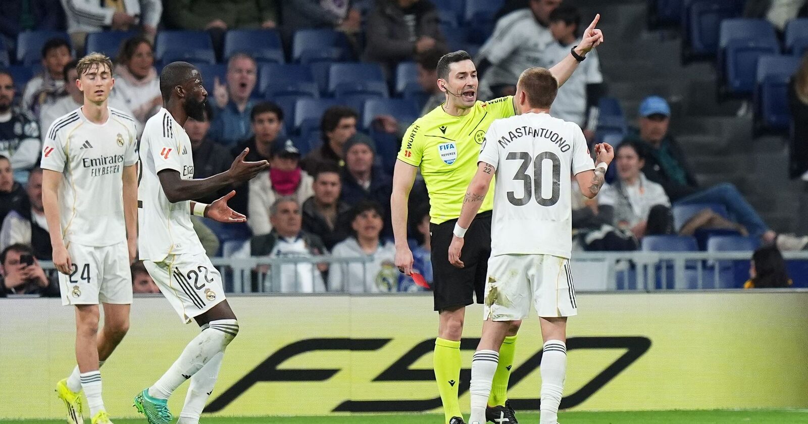 Dezastru la Madrid: Real pierde acasă cu Getafe și Mastantuono e eliminat pentru proteste Real Madrid a suferit o înfrângere surprinzătoare pe teren propriu, pierzând cu 1-0 în fața lui Getafe