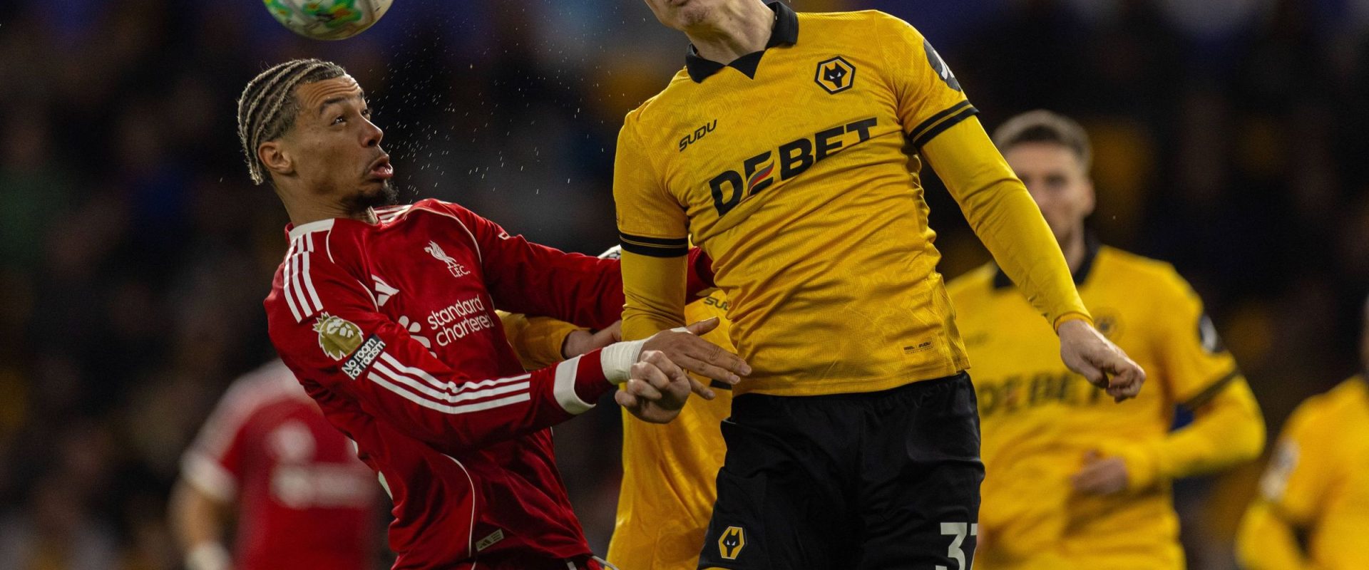 Wolves dă lovitura și învinge Liverpool într-un meci surprinzător Wolves a produs surpriza în etapa a 29-a din Premier League, învingând Liverpool cu scorul de 2-1 pe teren propriu