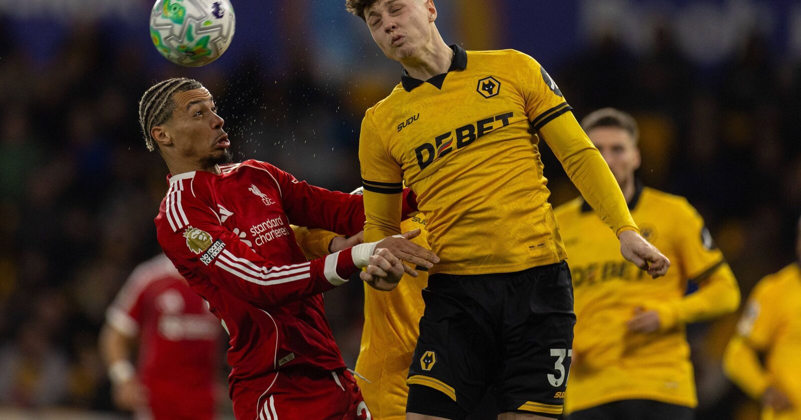 Wolves dă lovitura și învinge Liverpool într-un meci surprinzător Wolves a produs surpriza în etapa a 29-a din Premier League, învingând Liverpool cu scorul de 2-1 pe teren propriu