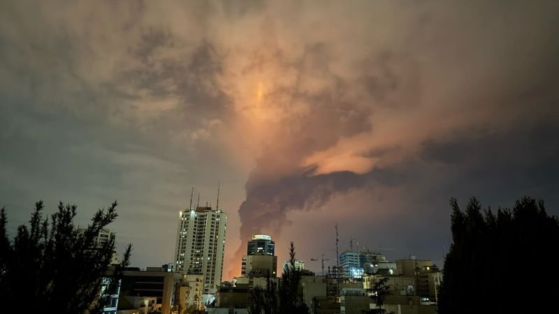 Un nou video pare să confirme atacul aerian american asupra unei baze IRGC în apropierea unei școli din Iran Un nou videoclip apărut recent sugerează că atacul asupra unei baze navale a Gardienilor Revoluției Islamice (IRGC) din apropierea unei școli elementare din Minab, în care, potrivit presei de stat iraniene, au fost uciși peste 160 de elevi, ar fi fost efectuat de forțele americane