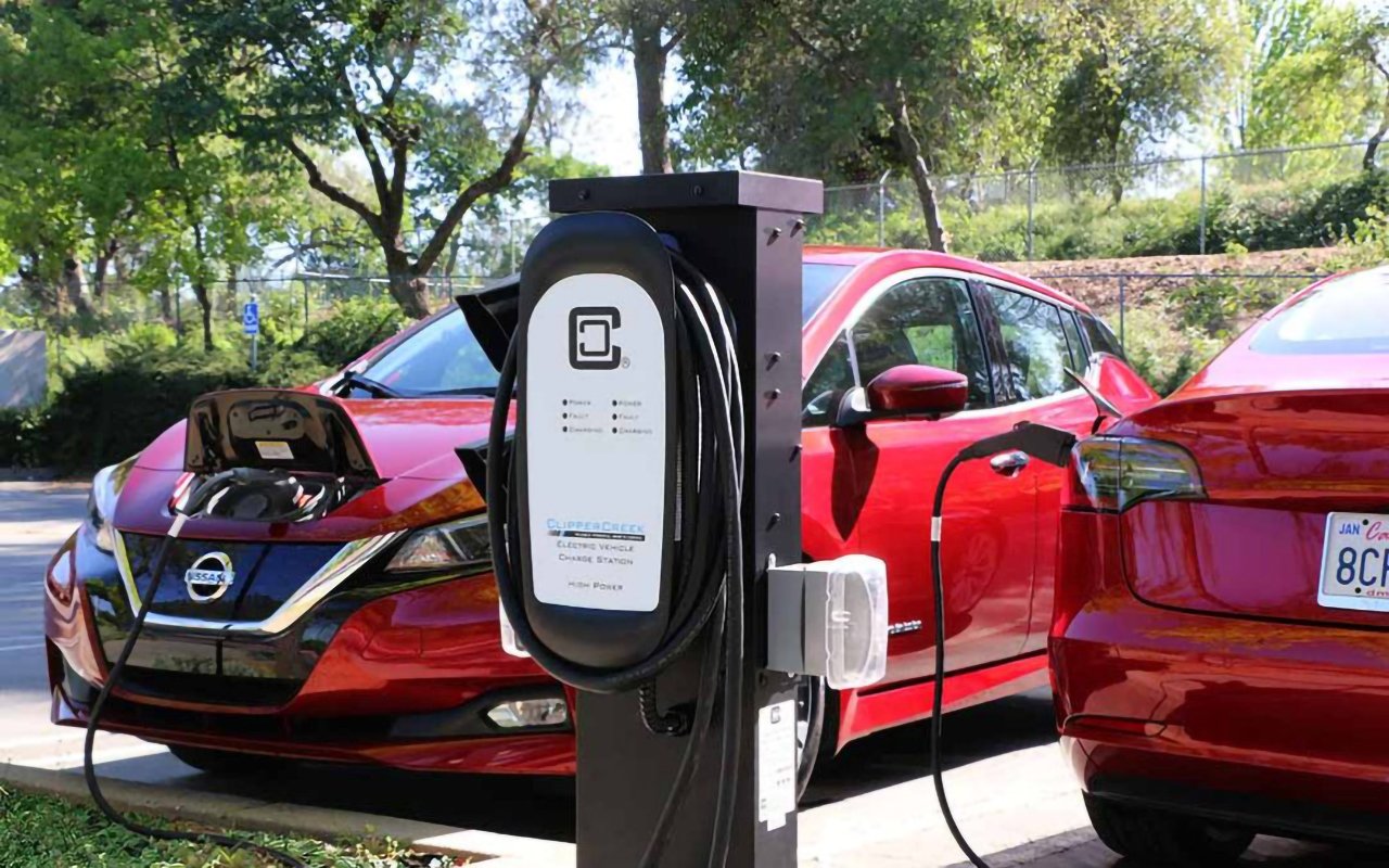 De ce mașinile electrice nu se încarcă la putere maximă până la 100% Deținătorii de mașini electrice s-au confruntat, cel puțin o dată, cu senzația că viteza de încărcare scade considerabil pe măsură ce bateria se apropie de capacitatea maximă