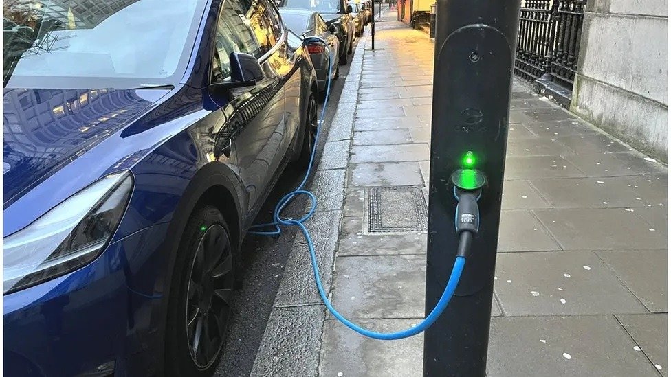Scăderi de preț la mașinile electrice în ue: o veste bună pentru consumatori? Prețurile mașinilor electrice în Uniunea Europeană încep să scadă, marcând o schimbare semnificativă pe o piață în plină expansiune