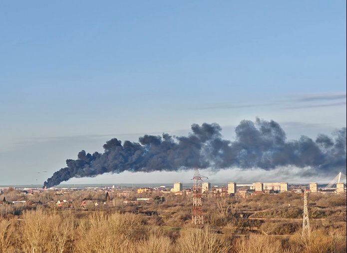 Un incendiu major a izbucnit miercuri dimineață la o fabrică de polistiren din Arad, mobilizând rapid pompierii și atrăgând atenția autorităților