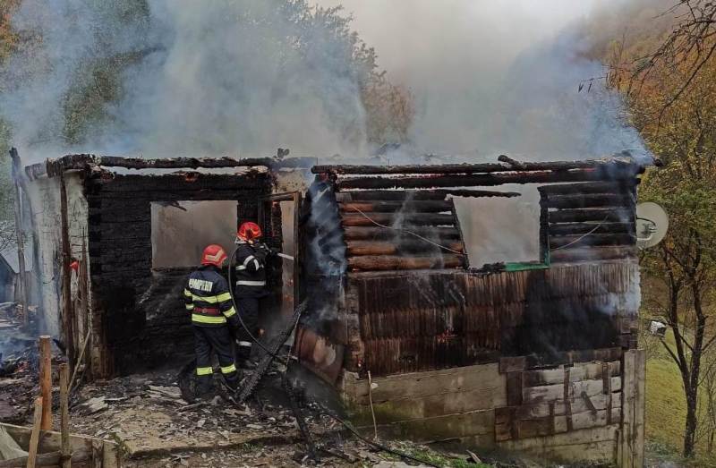 Incendiu devastator în Vaslui: O viață pierdută și o casă distrusă Un incendiu puternic a izbucnit luni într-o locuință din comuna Bogdana, județul Vaslui, soldându-se cu decesul unei persoane