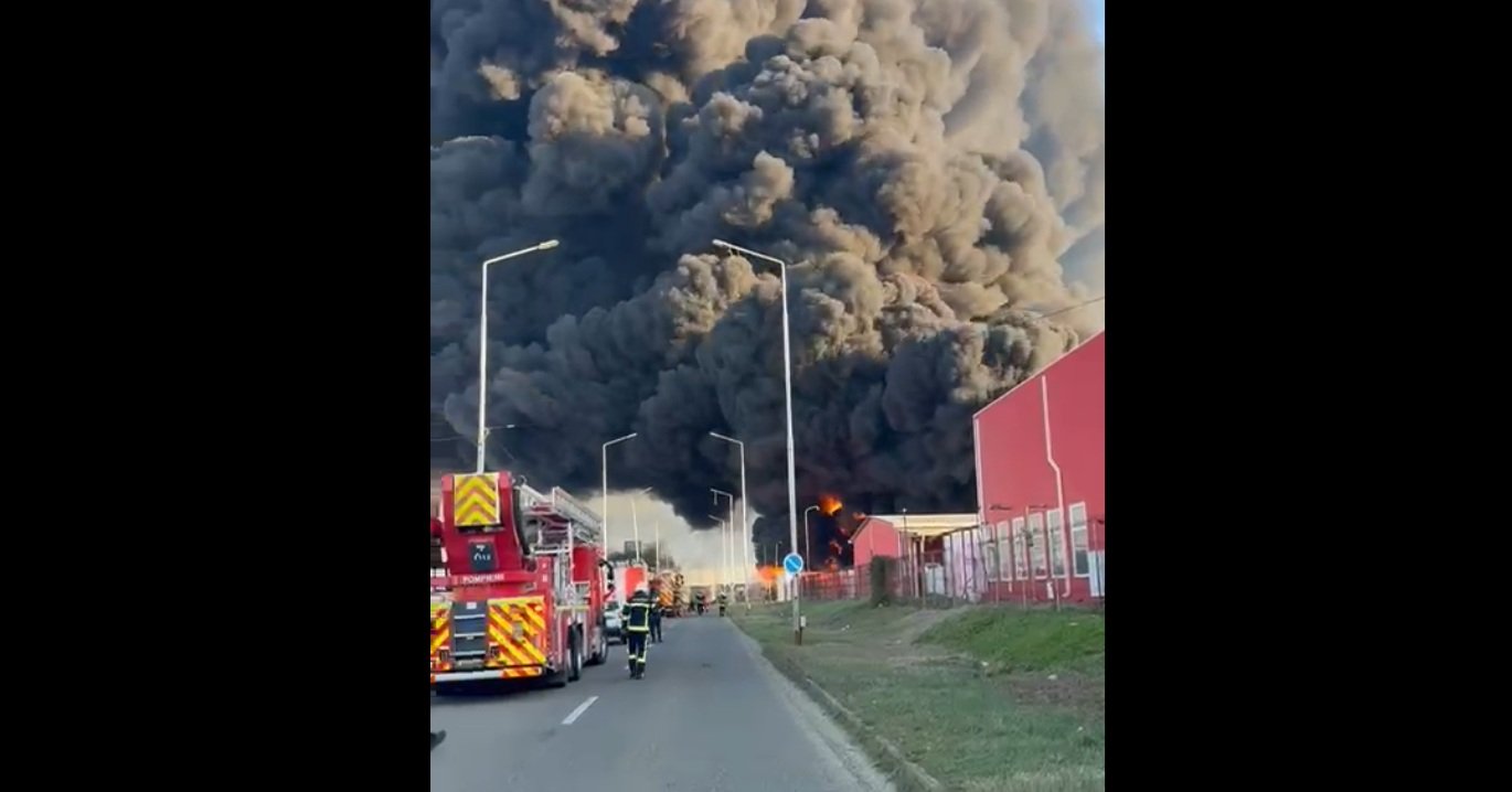 Incendiu major la o fabrică de polistiren din Arad; RO-Alert activat Un incendiu de amploare a izbucnit miercuri dimineață la o fabrică de polistiren din municipiul Arad, a anunțat Inspectoratul pentru Situații de Urgență (ISU) Arad