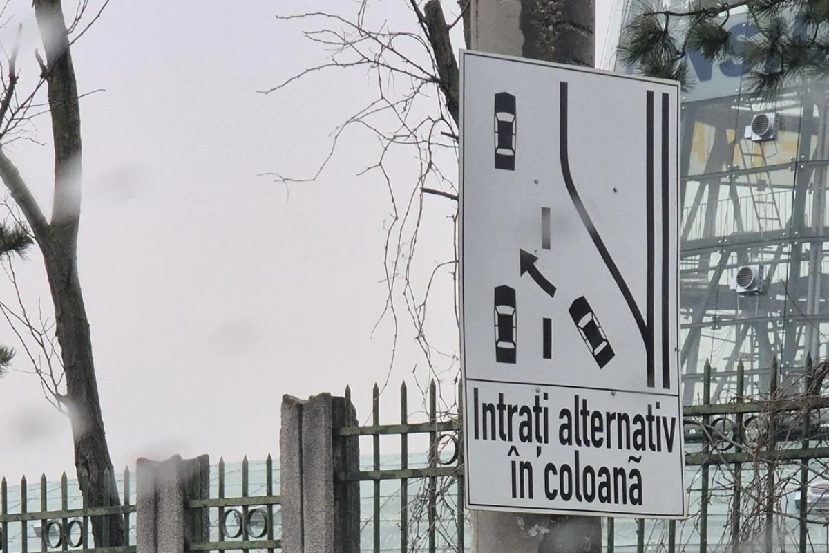 Regula fermoarului: Cum să eviți blocajele pe drumurile cu restricții Un indicator rutier specific, implementat în 2026, a generat confuzie în rândul șoferilor români