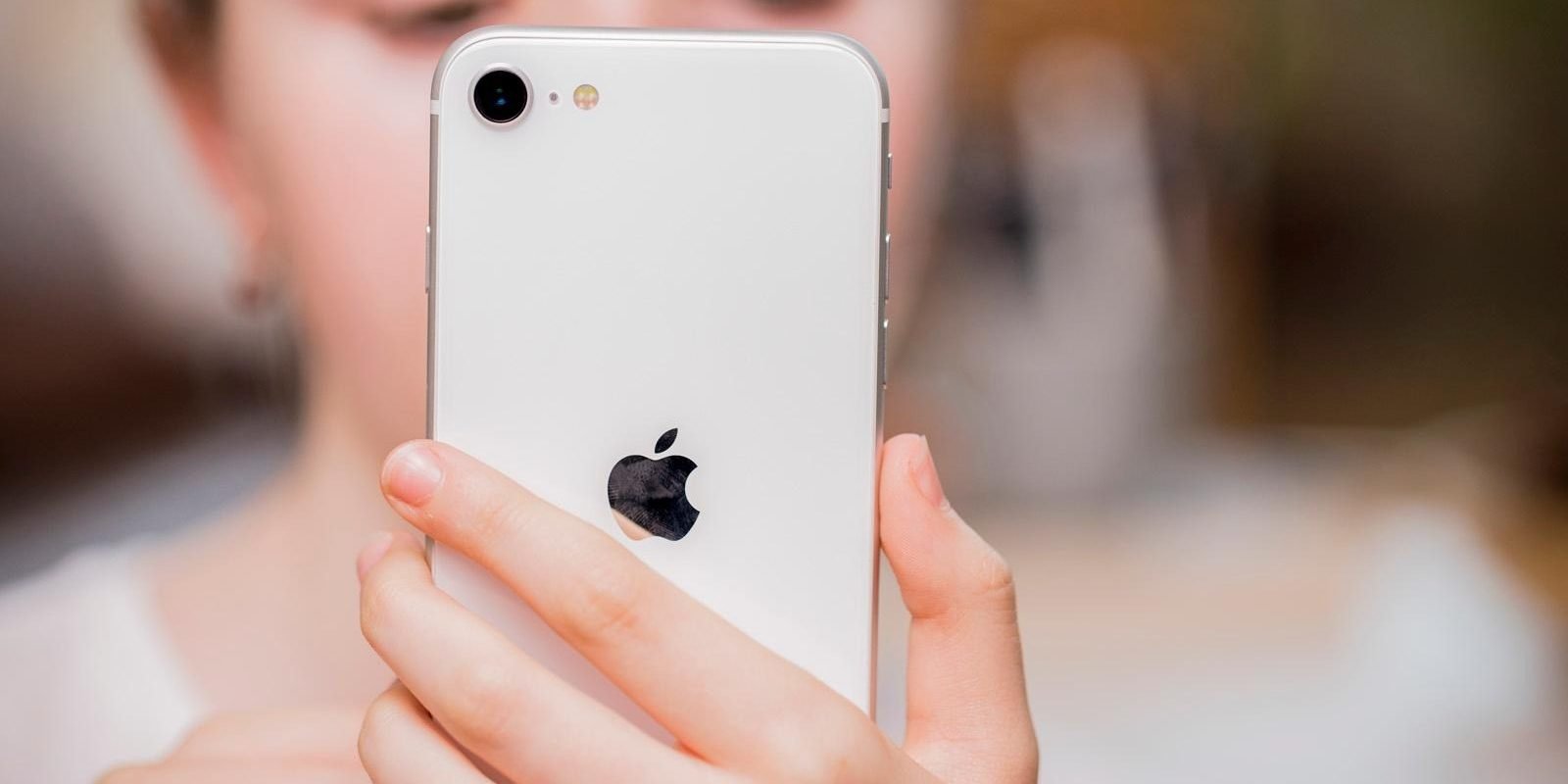 Hide My Email: Cum poți să-ți protejezi adresa de e-mail pe iPhone Funcția „Hide My Email” de la Apple, inclusă în abonamentul iCloud+, oferă utilizatorilor de iPhone o metodă eficientă de a-și proteja adresele de e-mail de spam și tentative de phishing