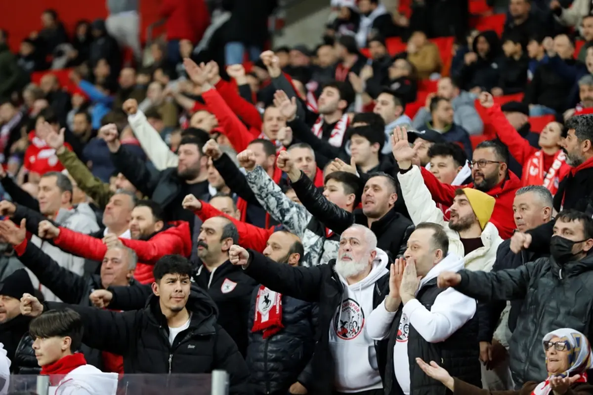 Samsunspor, învinsă de Rayo Vallecano, dar fanii au unit forțele într-o demonstrație de prietenie și respect Samsun, Turcia – Samsunspor a pierdut meciul de acasă cu Rayo Vallecano, scor 1-3, în prima manșă a optimilor de finală ale UEFA Conference League